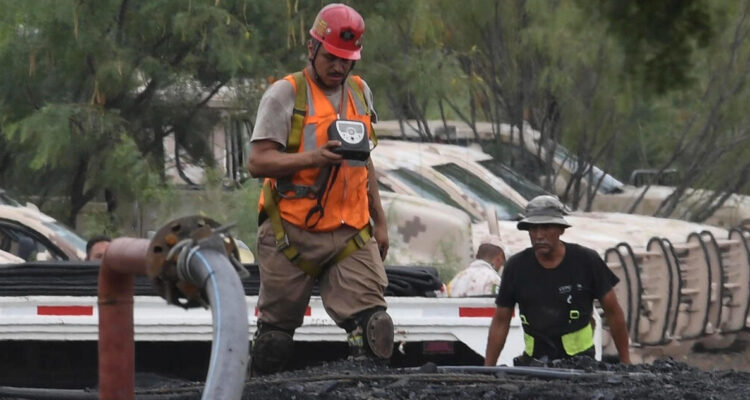Búsqueda de mineros en pozo inundado de México cumple dos semanas sin éxito