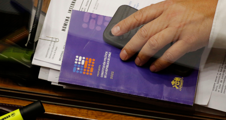 Vista de una copia de la propuesta de nueva constitución.