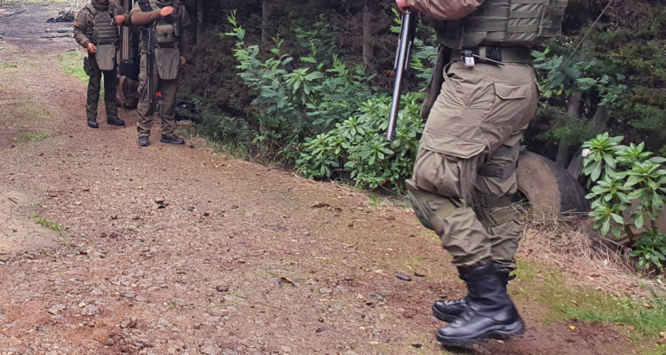 CAM se adjudica ataque incendiario a faena forestal en Lumaco: dejó al menos una maquinaria quemada.