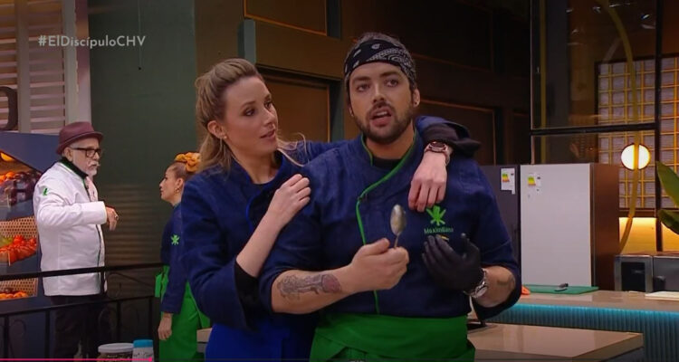 Camila Ruiz abrazando a Max Cabezón mientras este le explica su disgusto por la lista de ‘los más minos’.