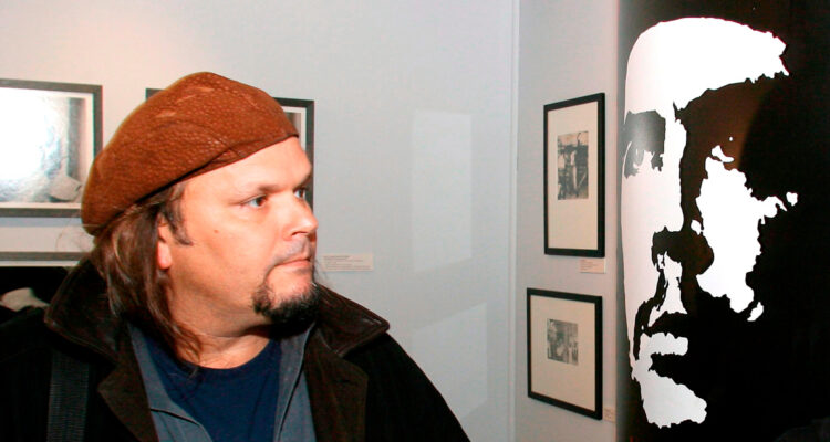 Camilo Guevara observa un retrato de su padre.