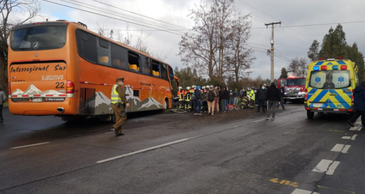 Un lesionado deja colisión de bus con tractor camino a Antuco: bajaron con escaleras a los pasajeros.