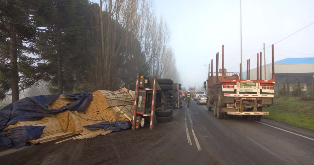 Camión con carga de madera termina volcado en avenida Las Industrian de Los Ángeles.