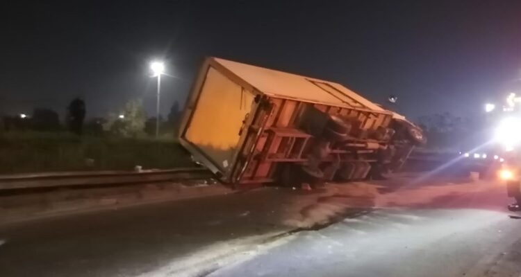 Camión se volcó en enlace entre Vespucio Norte y la Ruta 68