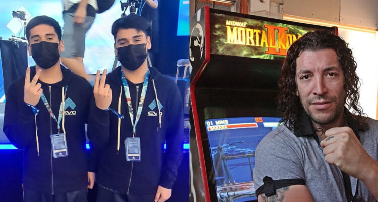 Matía y Nicolás Martínez posan para la cámara en la final de torneo de Mortal Kombat. A su lado, una foto de Leo Rey junto a su máquina arcade de Mortal Kombat II. Los tres han llevado el nombre de Chile al primer lugar de mundiales de Mortal Kombat.