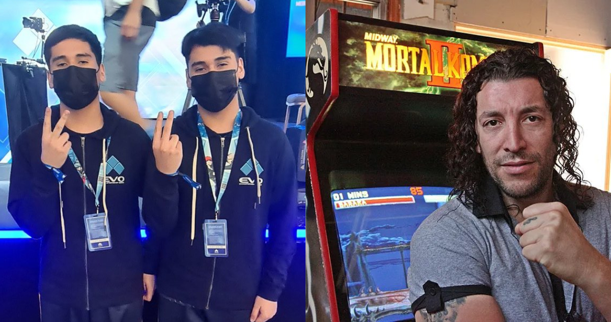 Matía y Nicolás Martínez posan para la cámara en la final de torneo de Mortal Kombat. A su lado, una foto de Leo Rey junto a su máquina arcade de Mortal Kombat II. Los tres han llevado el nombre de Chile al primer lugar de mundiales de Mortal Kombat.