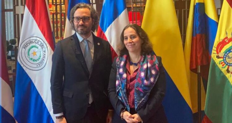 Foto de los jefes de la Cancillería chilena y argentina