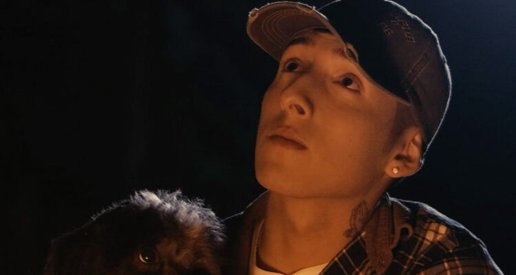 El músico Pailita mira serio hacia el cielo mientras sostiene a un perro. El músico reveló que se someterá a una cirugía.