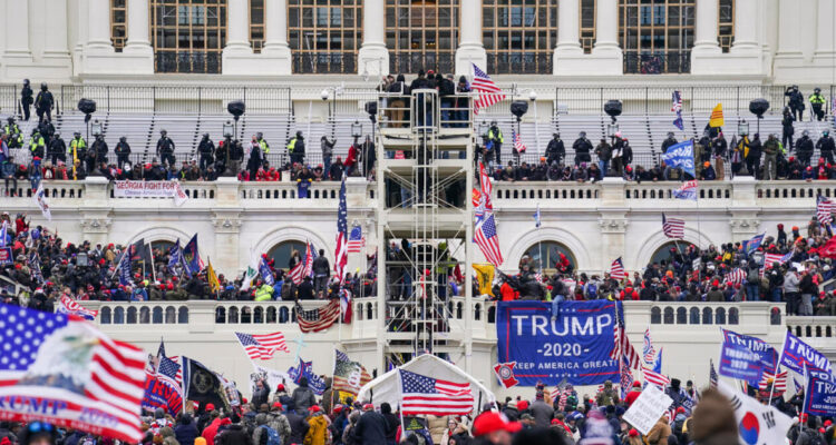 La turba asaltando el Capitolio el 6 de enero de 2021.