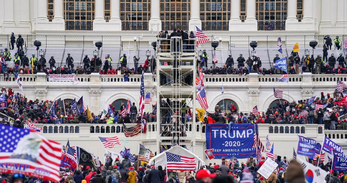 La turba asaltando el Capitolio el 6 de enero de 2021.