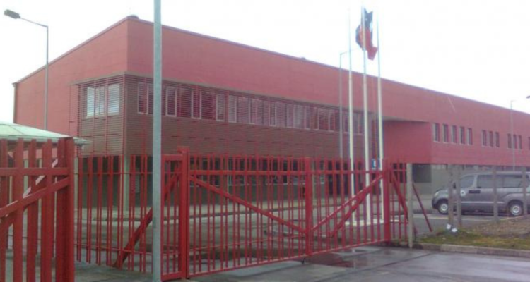 Frustran intento de ingresar balas a la cárcel de Puerto Montt: estaban escondidas en una chaqueta.