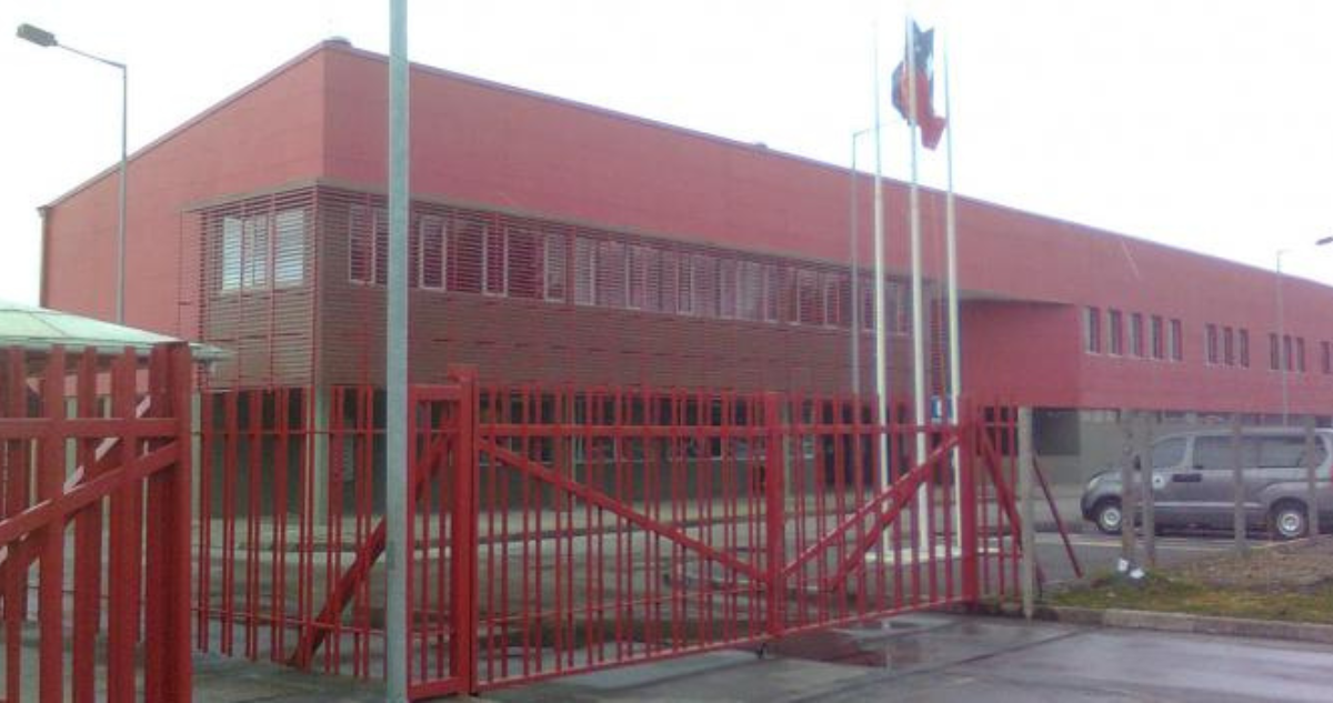 Frustran intento de ingresar balas a la cárcel de Puerto Montt: estaban escondidas en una chaqueta.