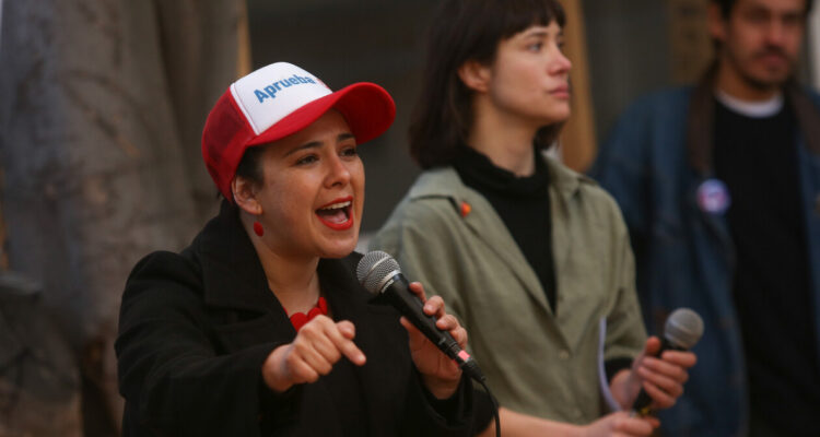 Cariola niega haber hablado de “marcar casas”, pero sí lo dijo en lanzamiento de gira por el Apruebo