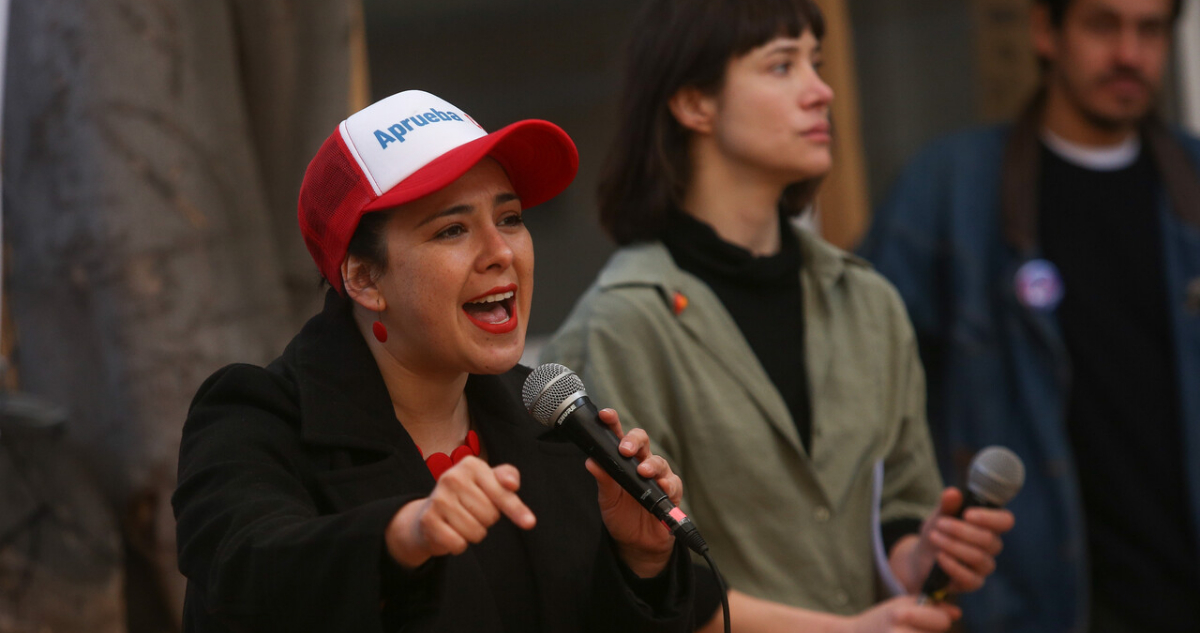 Cariola niega haber hablado de “marcar casas”, pero sí lo dijo en lanzamiento de gira por el Apruebo
