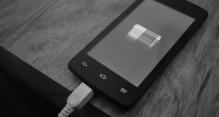 Celular cargado explota en sala de clases