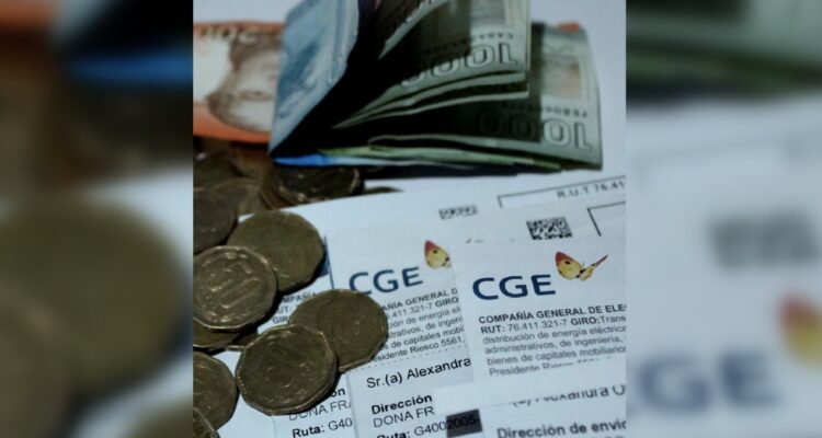 Sernac anuncia que CGE deberá compensar a clientes de 4 regiones y detalla el monto que recibirán
