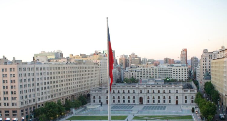 Bloomberg publica que para mercado Chile podría ser más riesgoso que Perú y alude a deuda