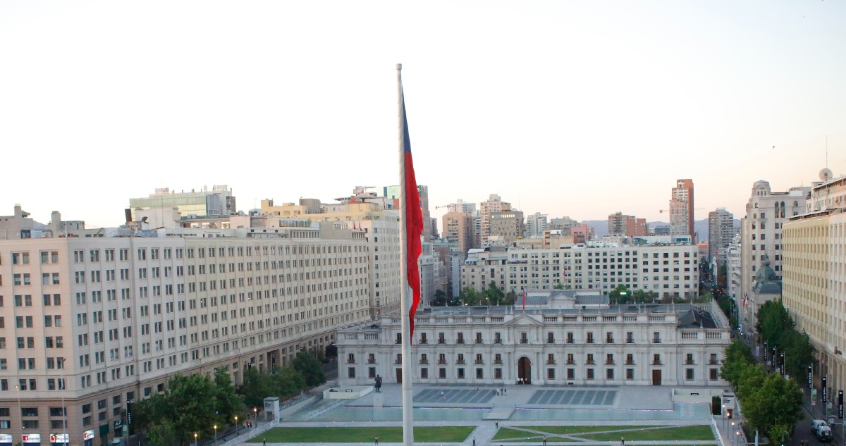 Bloomberg publica que para mercado Chile podría ser más riesgoso que Perú y alude a deuda