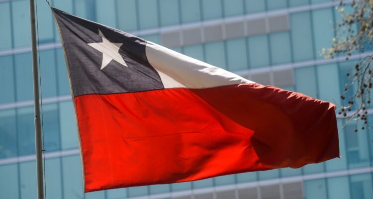 Análisis posiciona a Chile como uno de los países con clima “crítico” para los negocios en A. Latina