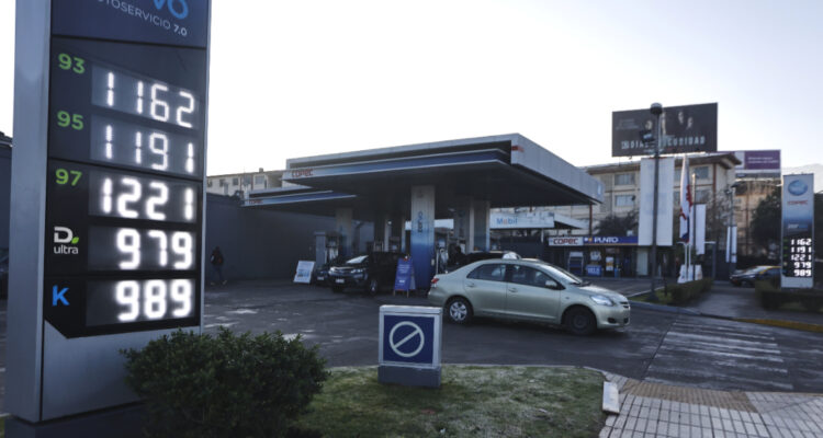 Chile destaca como el tercer país en América Latina donde es más caro comprar bencina