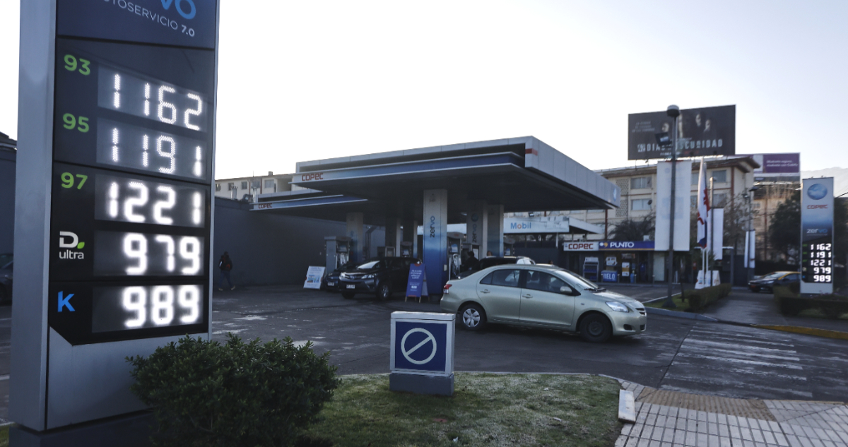Chile destaca como el tercer país en América Latina donde es más caro comprar bencina