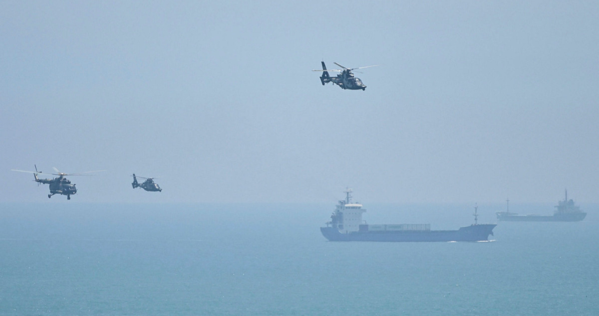 Helicópteros militares chinos sobrevuelan la isla de Pingtan, uno de los puntos de la China continental más cercanos a Taiwán, en la provincia de Fujian, el 4 de agosto de 2022, antes de los ejercicios militares masivos frente a Taiwán.