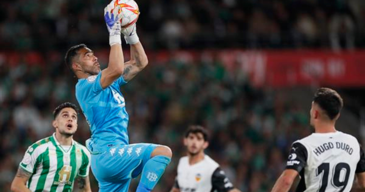 La maniobra del Betis para inscribir a Claudio Bravo.