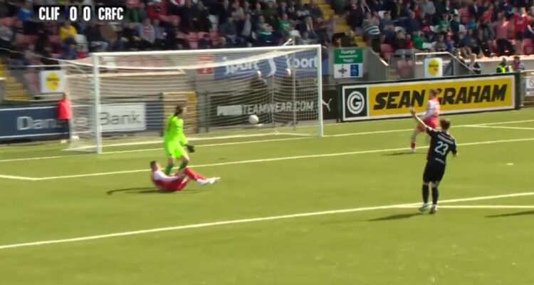 Cliftonville FC de Irlanda del Norte se despachó gol de chilena a los 9 segundos.