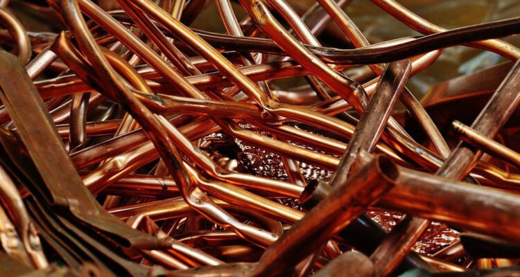 Cobre se desploma casi un 5% ante temores sobre crecimiento y nuevas restricciones en China