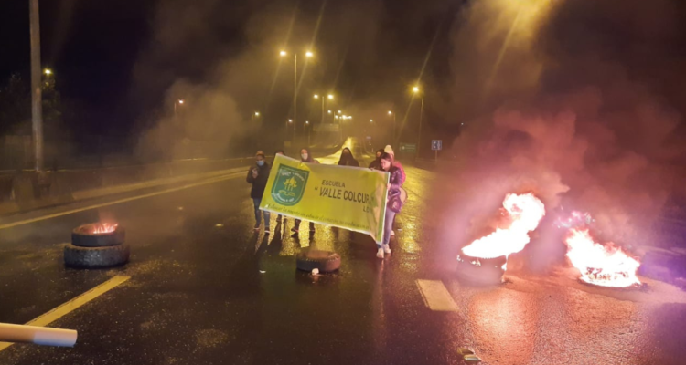Trabajadores y apoderados de escuela en Colcura cortan la Ruta 160.