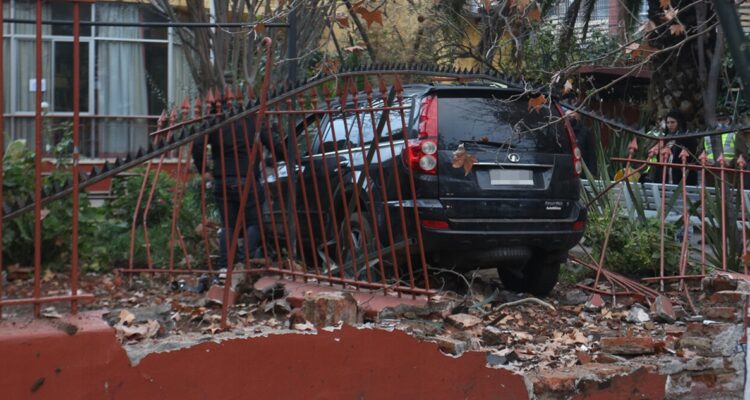 Conductor bajo la influencia del alcohol se estrelló y terminó dentro de colegio en Ñuñoa