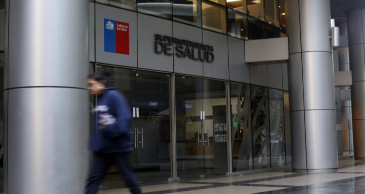 Comisión del Senado cita a Super. de Salud e isapres para analizar crisis del sistema privado