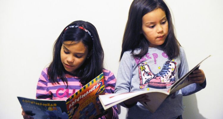 ¿Cómo fomentar lectura en los niños sin presionarlos? Psicóloga entrega tips y releva las revistas