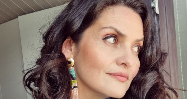 La influencer Connie Achurra mira hacia su derecha mientras posa para la cámara.