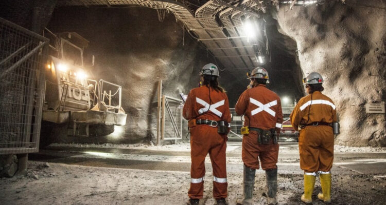 Consejo Minero y trabajadores del cobre presentan proyecto para reducir jornada laboral a 40 horas