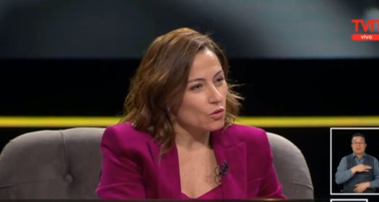 La periodista Constanza Santa María hablando en Estado Nacional. La comunicadora se refirió a la salida de su colega Matías del Río.