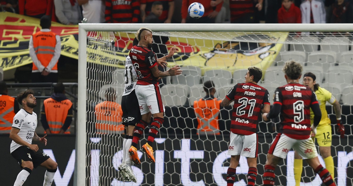 Corinthians cayó ante el Flamengo de Arturo Vidal.
