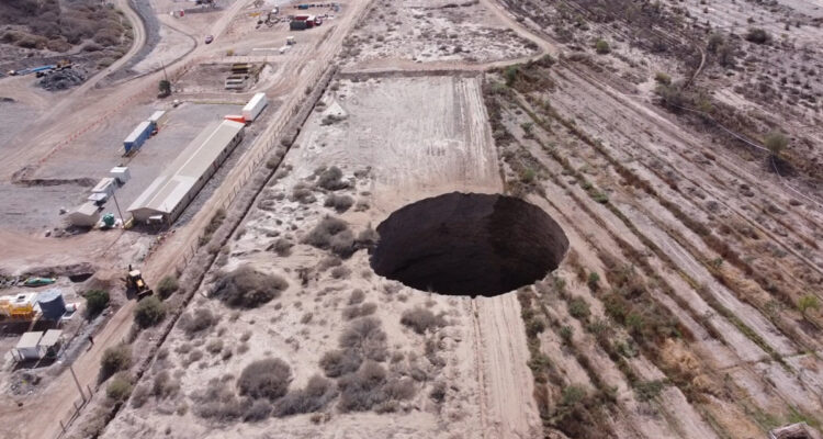 Fotografía aérea cedida por la municipalidad de Tierra Amarilla, situada en el norte de Chile, que muestra el socavón provocado por las labores de La Minera Candelaria en Tierra Amarilla (Chile)