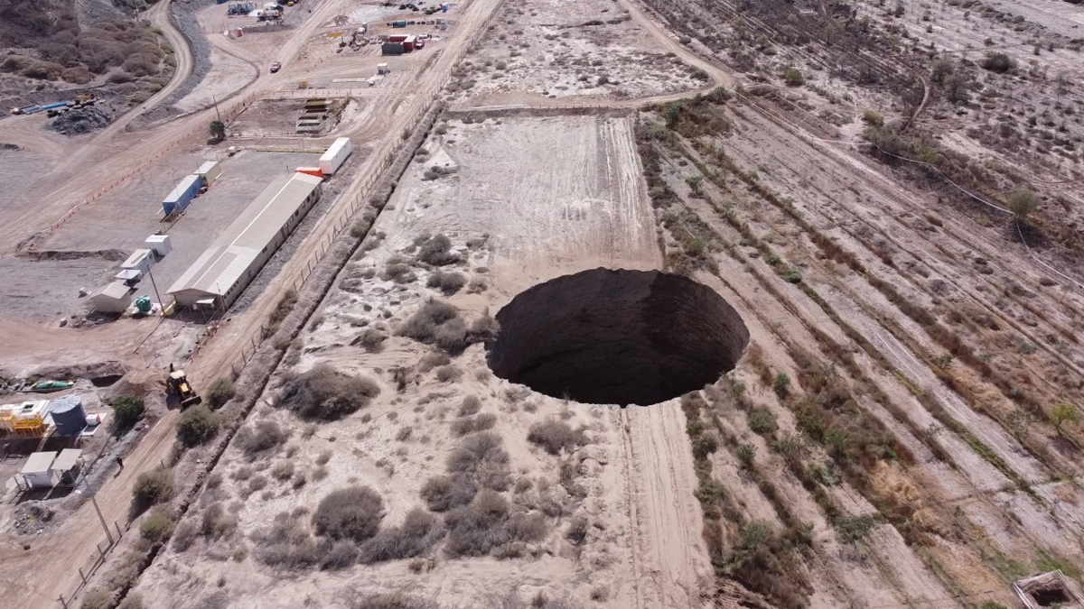 Fotografía aérea cedida por la municipalidad de Tierra Amarilla, situada en el norte de Chile, que muestra el socavón provocado por las labores de La Minera Candelaria en Tierra Amarilla (Chile)