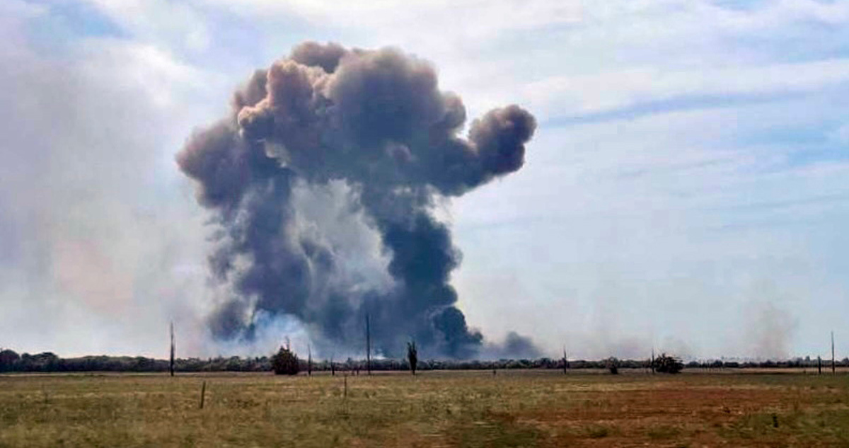 Humareda tras las explosiones en Crimea.