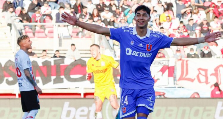 Darío Osorio celebrando un gol con La U.