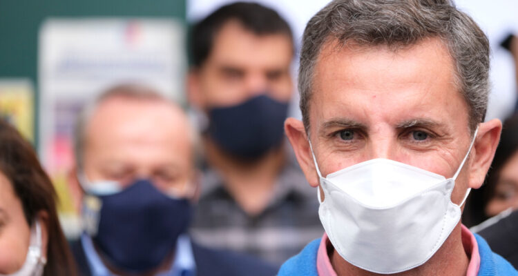 Diputados PS piden evaluación psiquiátrica a De La Carrera y Servel estudia acciones legales