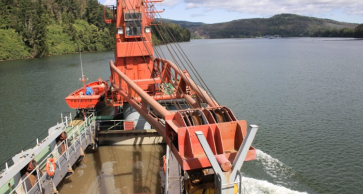 Denuncian que empresa a cargo de aumentar profundidad de río de Ancud se fue sin terminar labores