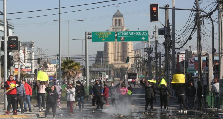 Detienen a 13 comerciantes ambulantes tras incidentes en Meiggs y Plaza de Maipú