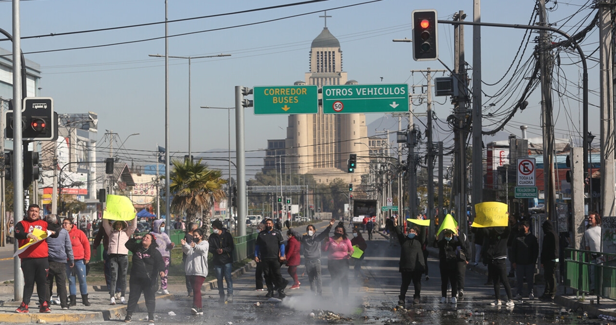 Detienen a 13 comerciantes ambulantes tras incidentes en Meiggs y Plaza de Maipú