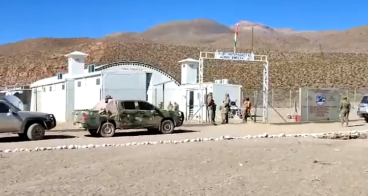 detienen a dos militares bolivianos