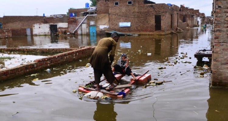 Devastadoras lluvias monzónicas acumulan más de 800 personas muertas en Pakistán