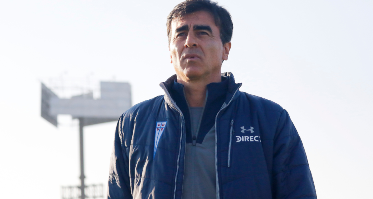 Gustavo Quinteros es abucheado en la despedida de La UC a San Carlos de Apoquindo.