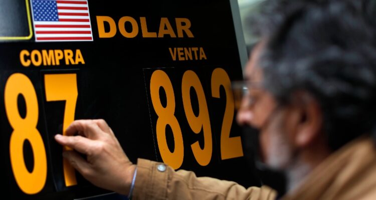 Dólar sigue cayendo pero está altamente volátil por escenario político en Chile y factores globales