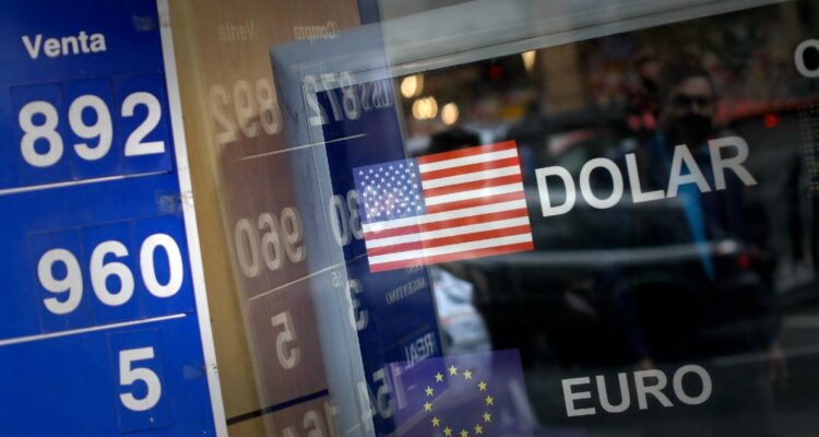 El dolar retorna al sector de los $890 y el cobre se ve afectado por datos de China